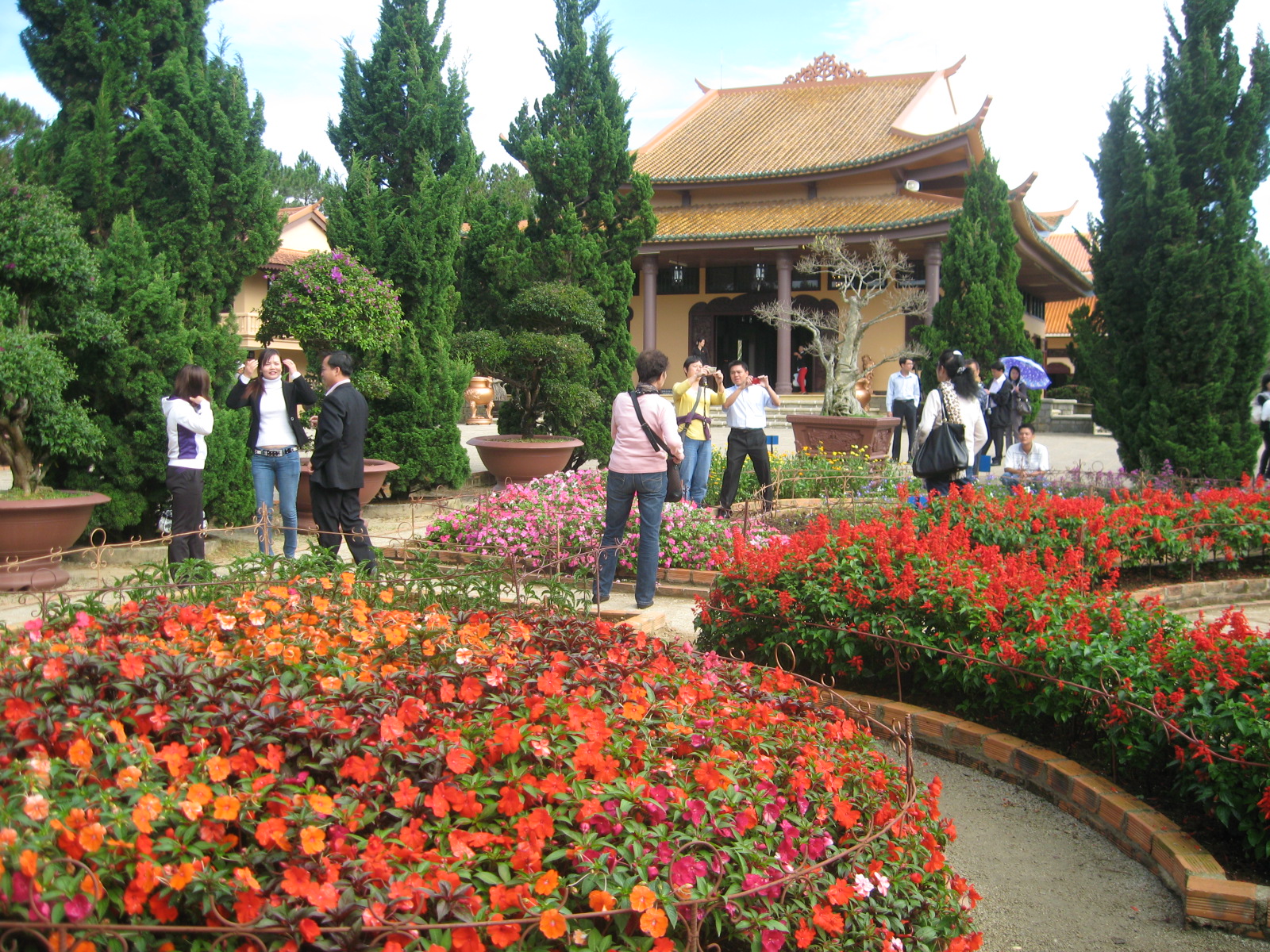 Khu vực vườn hoa với nhiều loài hoa lạ