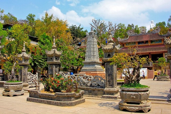 Khuôn viên chùa Long Sơn